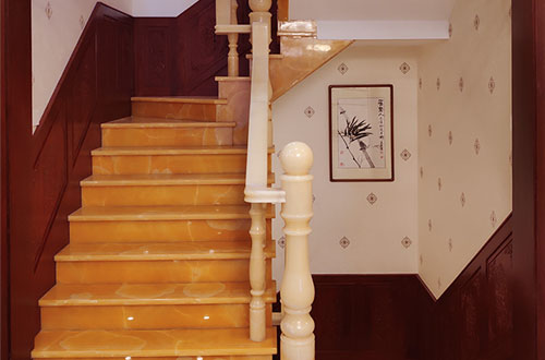 市南中式别墅室内汉白玉石楼梯的定制安装装饰效果